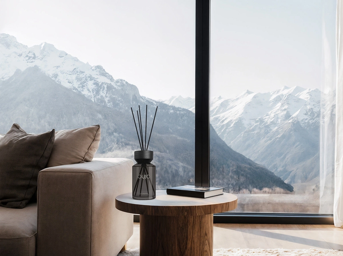 Luxuriöses Wohnzimmer mit Bergblick und Diffusor