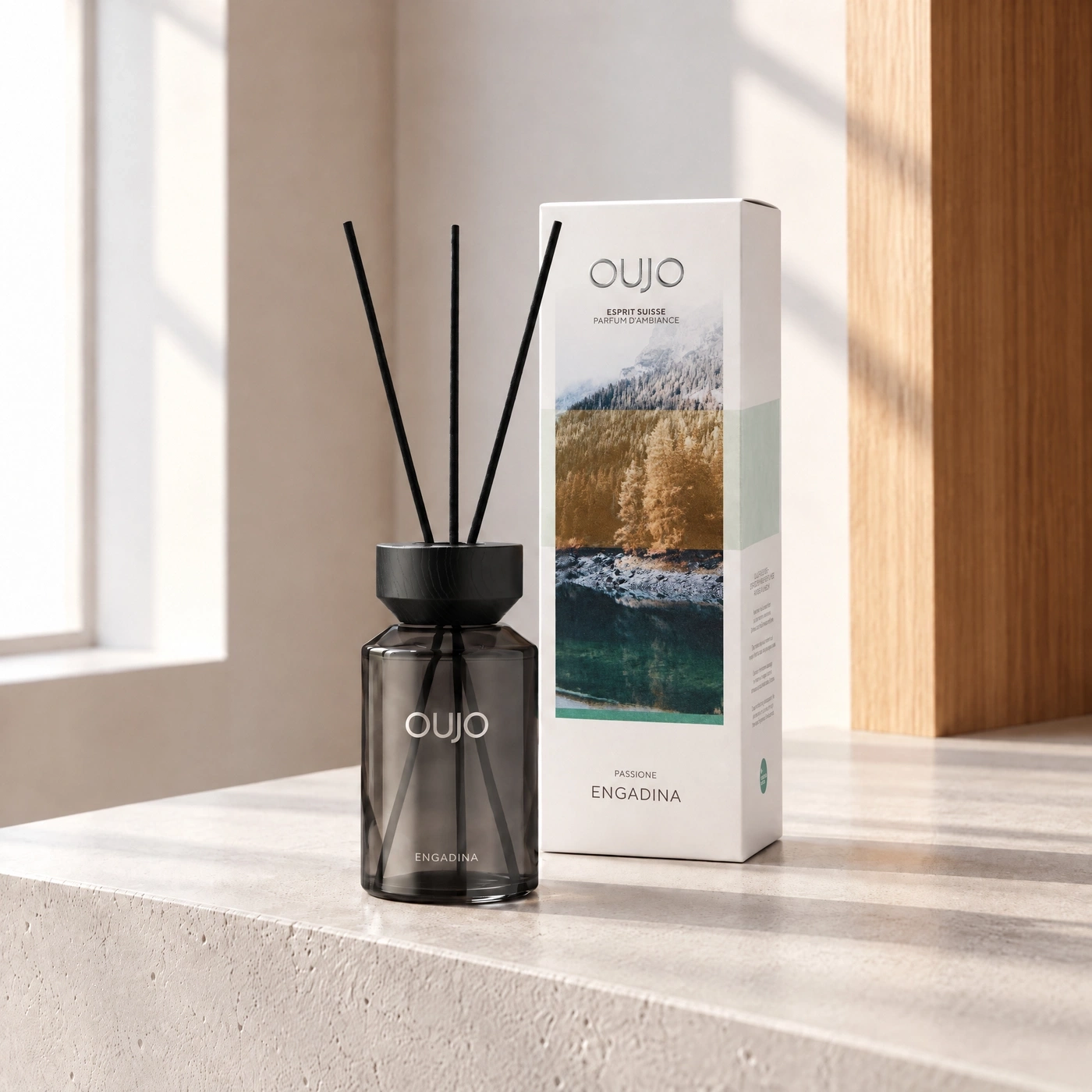 Ein Duftdiffusor und eine Verpackung mit Berglandschaft und Schriftzug.