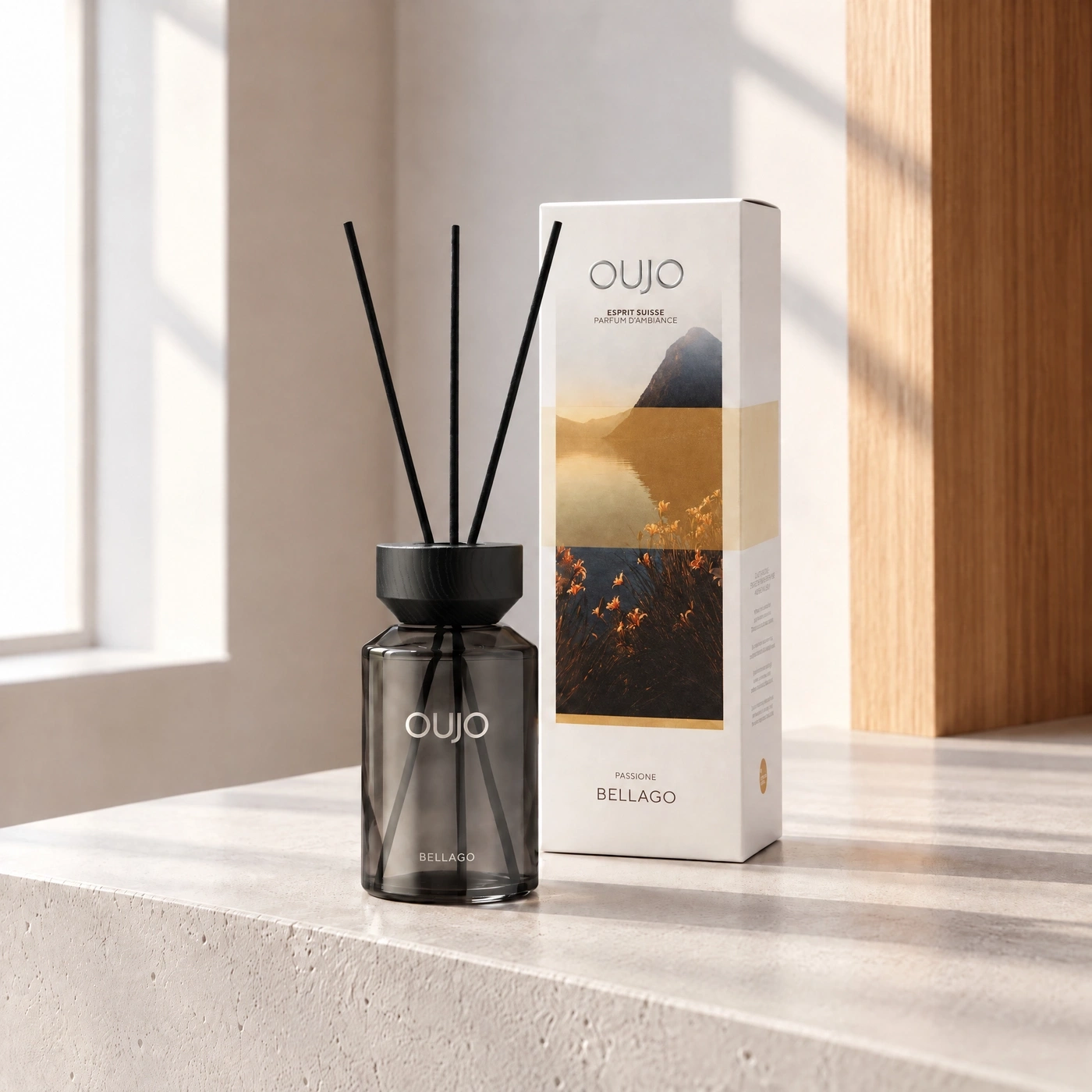Ein Reed-Diffusor von OUJO mit dem Namen Bellago neben seiner Verpackung.